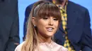 Penyanyi Ariana Grande menjawab pertanyaan saat menjadi salah satu pemeran dalam serial tv musikal "Hairspray Live!" di NBC Universal Television, Beverly Hills , California , AS, (2/8). Ariana tampil imut dengan rambut poninya. (REUTERS / Phil McCarten)