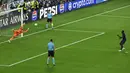 Pemian PSG, Nuno Mendes (kanan) mencetak gol kemenangan dalam babak adu penalti laga final UEFA Super Cup melawan Tottenham Hotspur yang berlangsung di Bluenergy Stadium, Udinese, Italia, Rabu (13/08/2025) waktu setempat. (AP Photo/Denes Erdos)