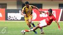 Bek Persija, Gunawan DC (kanan) berusaha menahan gelandang Mitra Kukar, Marclei Cesar Chaves Santos saat laga Liga 1 Indonesia di Stadion Patriot Candrabhaga, Bekasi, Minggu (14/5). Laga kedua tim berakhir imbang 1-1. (Liputan6.com/Helmi Fithriansyah)