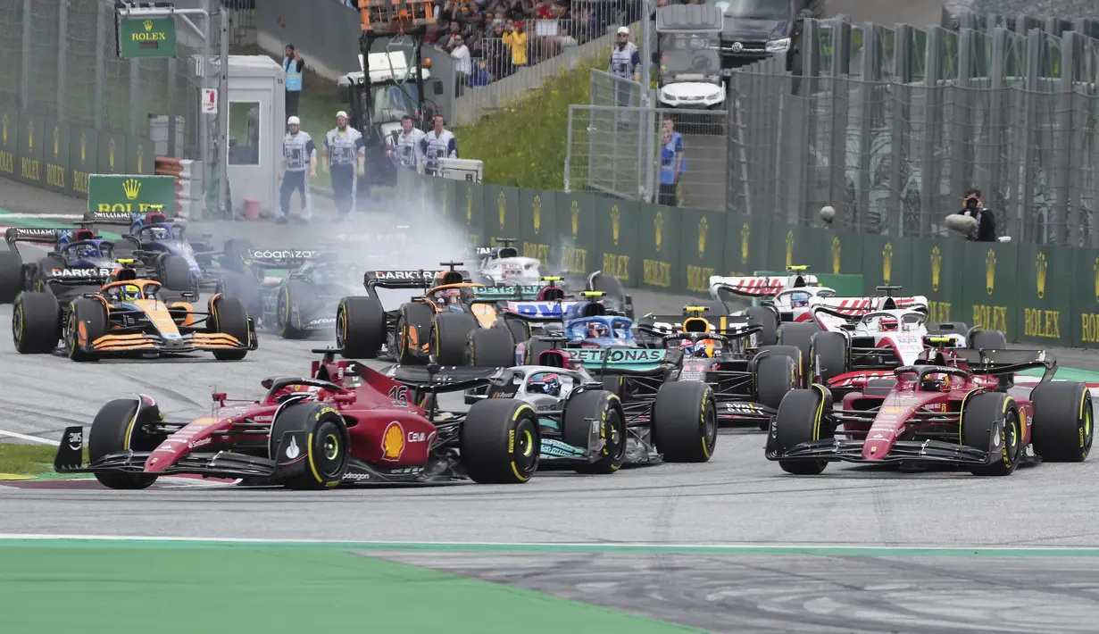 Lap pembuka diwarnai oleh senggolan antara George Russell dan Sergio Perez di Tikungan 4, yang membuat Perez keluar lintasan dan masuk ke area gravel. Kerusakan pada mobil Perez pun cukup parah sehingga ia terpaksa kembali ke garasi pada Lap 26 dan gagal finis. (AP Photo/Matthias Schrader)