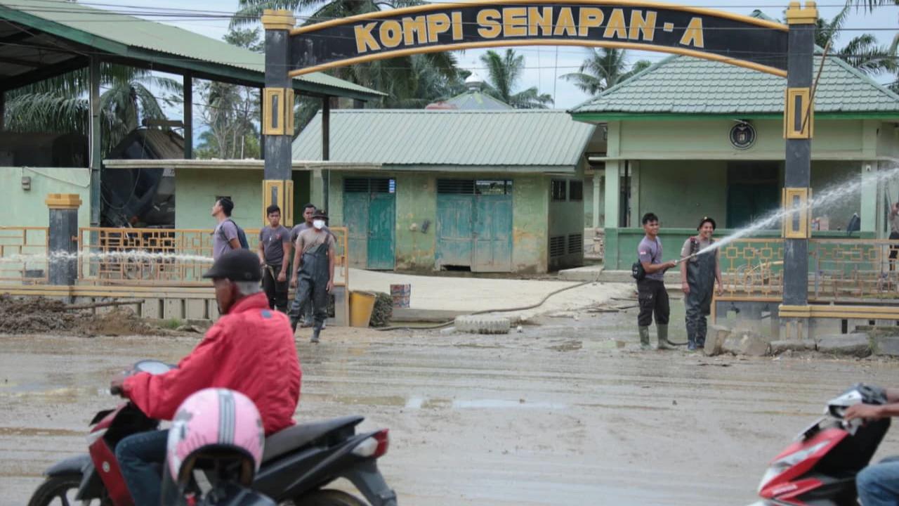 Kompi Senapan A Yonif 111/Karma Bakti Aceh Tamiang Terendam, Brimob Polri Kerahkan Pasukan Bantu Kuras Air