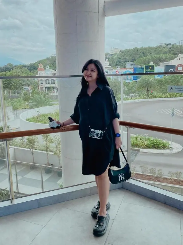 Adinda Azani sedang hamil besar