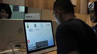 Warga mengisi data kendaraan via Samsat Digital (e-Samsat) di Kantor Bersama Pelayanan Satu Atap Polda Metro Jaya, Senin (26/3). Layanan ini dimaksudkan untuk mempermudahkan masyarakat membayar pajak kendaraan. (Merdeka.com/Iqbal S. Nugroho)