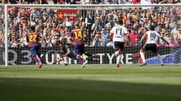 Valencia memiliki kesempatan menggandakan keunggulan di menit ke-10 lewat titik putih. Sayang, sepakan 12 pas Daniel Parejo berhasil dihentikan Claudio Bravo. (REUTERS/Albert Gea)