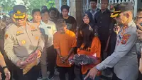 Polrestabes Medan mengungkap kasus penemuan mayat bayi laki-laki yang dikirim melalui Ojek Online (Ojol) di Medan Timur pada Kamis pagi (8/5/2025). (Liputan6.com/ Reza Efendi)