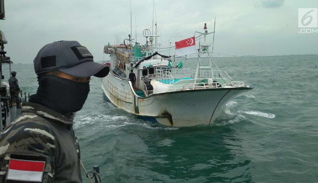 Kapal Sunrise Glory saat ditangkap KRI Sigurot 864 di selat Philips, Batam (7/2). TNI AL berhasil menggagalkan penyelundupan sabu seberat 1 ton yang diangkut kapal ikan berbendera Singapura, MV Sunrise Glory. (Liputan6.com/HO/Armabar TNI AL)