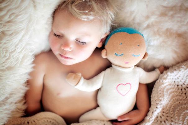 Tidur nyenyak bersama Lulla doll | copyright Boredpanda.com