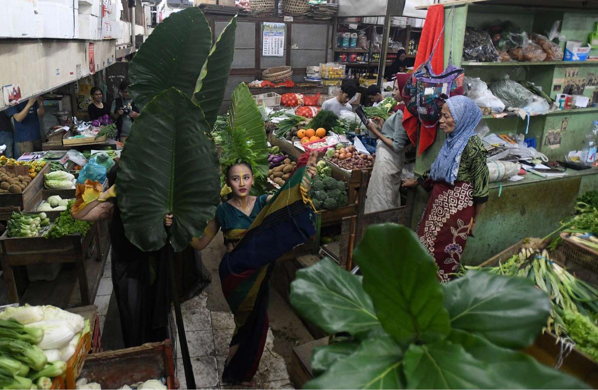 Aksi penari tampil di tengah pasar tradisional