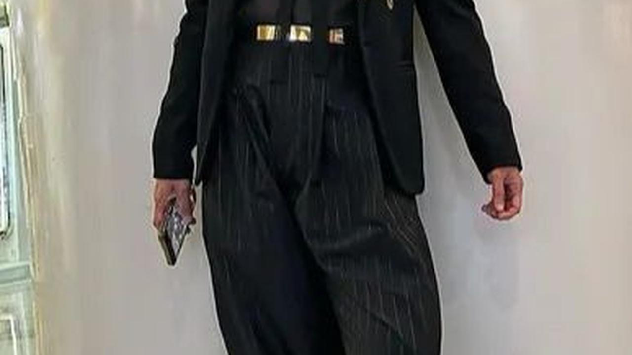 Dalam penampilan serba hitam lainnya, Aming tampil elegan dengan inner hitam, jas hitam, dan celana panjang hitam.