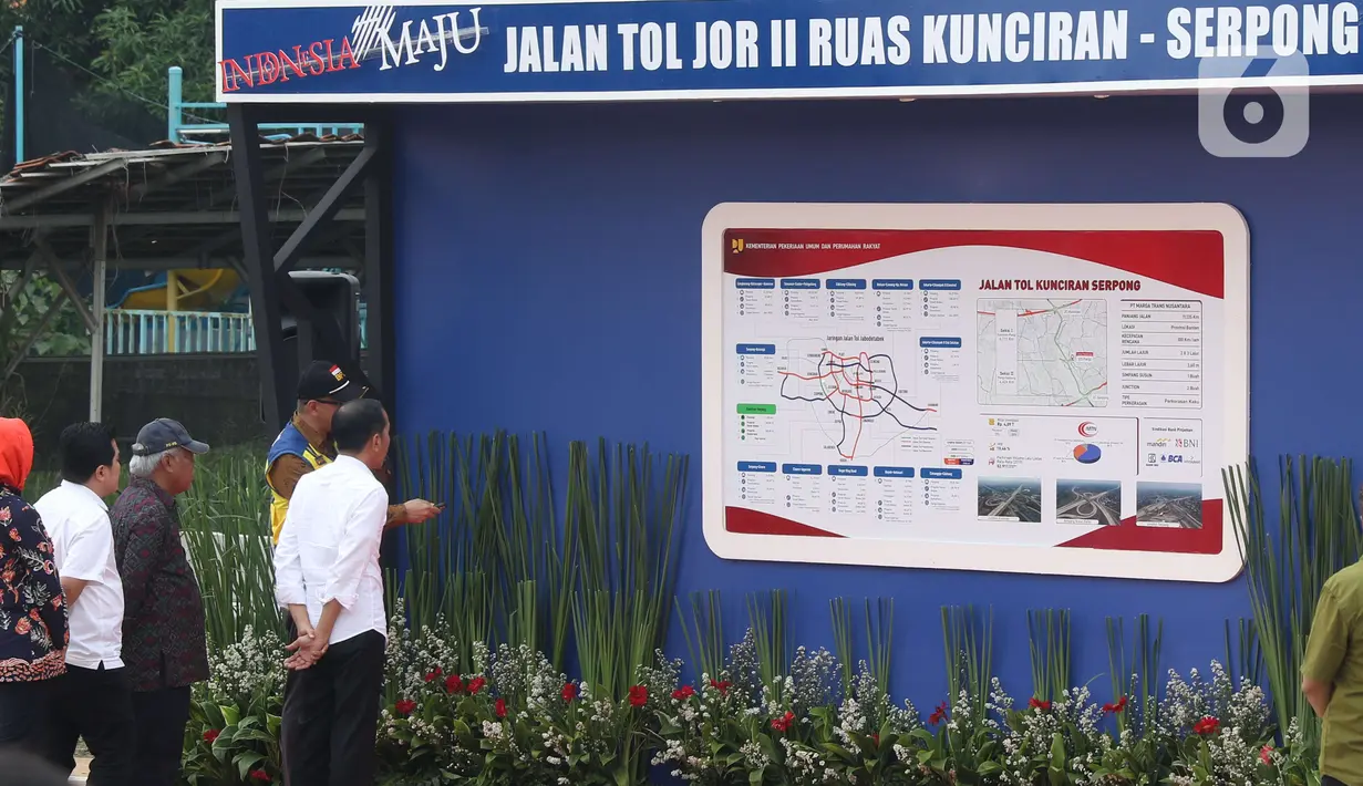 Presiden Joko Widodo atau Jokowi melihat peta Tol JORR II ruas Kunciran-Serpong seusai peresmian di Tangerang Selatan, Jumat (6/12/2019). Setelah peresmian, ruas tol sepanjang 11,1 km tersebut siap digunakan oleh masyarakat jelang Natal 2019 dan Tahun Baru 2020. (Liputan6.com/Angga Yuniar)