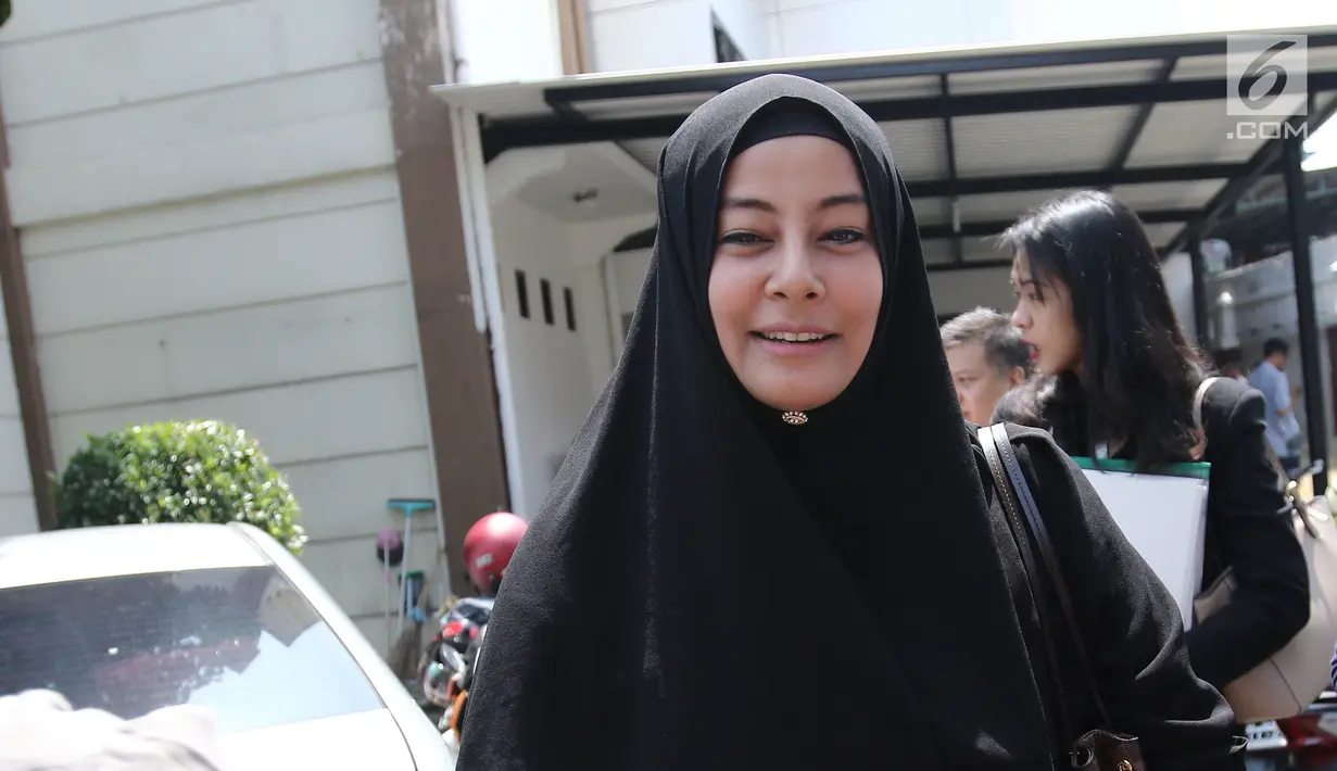 Istri Ustaz Alhabsyi, Putri Aisah Aminah meninggalkan Pengadilan Agama Jakarta Timur usai sidang perceraian, Kamis (16/8). Sidang lanjutan perceraian itu ditunda lantaran Ustaz Alhabsyi selaku pihak tergugat tidak hadir. (Liputan6.com/Herman Zakharia)