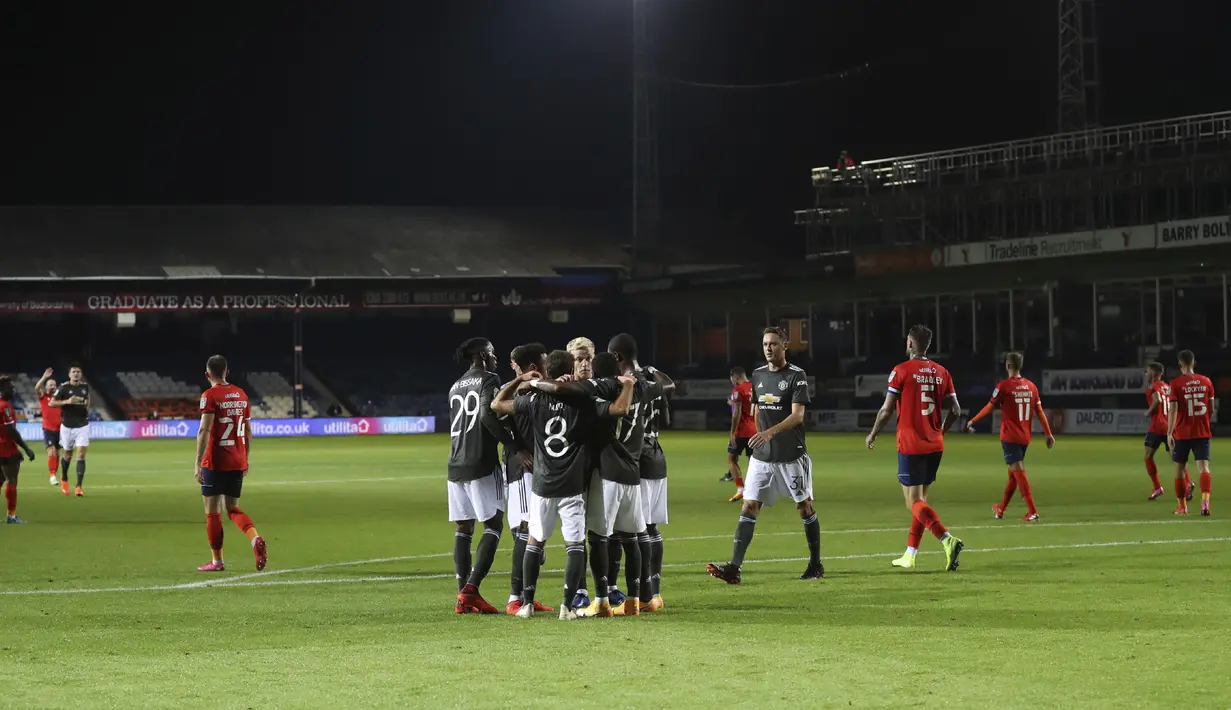 Pemain Manchester United Juan Mata (tengah) merayakan bersama rekan-rekan setimnya usai mencetak gol ke gawang Luton Town pada pertandingan babak ketiga Piala Liga Inggris di Kenilworth Road, Luton, Inggris, Selasa (22/9/2020). Manchester United mengalahkan Luton Town 3-0. (Nick Potts/Pool via AP)