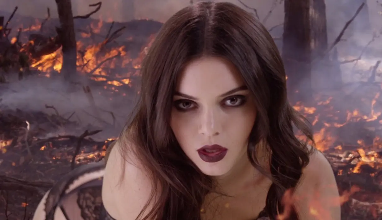 Kendall Jenner menjadi misterius dengan riasan vampy dark yang dikenakannya. Model 20 tahun itu melakukan pemotretan bertema 'YuleFire' dengan latar hutan terbakar untuk kalender majalah Love 2016. (dailymail.co.uk)