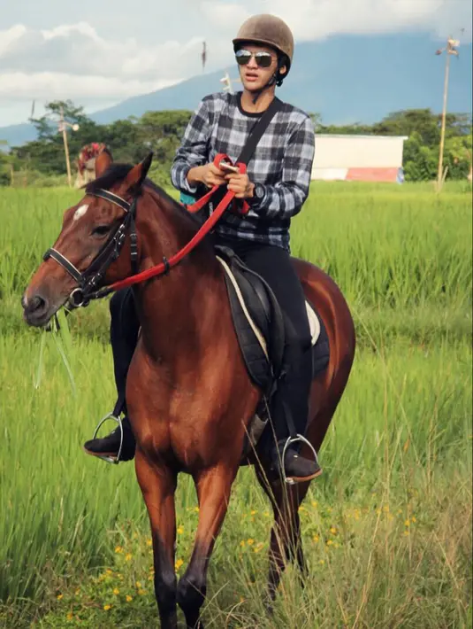 Tak hanya hobi bermain tinju. Di beberapa postingan instagramnya, ia memamerkan hobinya yang lain yaitu berkuda.  (Liputan6.com/IG/@tyoab_)