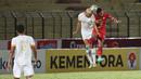 Pemain Persija Jakarta, Muhammad Ferarri (kanan) berduel udara dengan pemain Dewa United, Karim Rossi dalam laga pekan ke-16 BRI Liga 1 2022/2023 di Stadion Sultan Agung, Bantul, Yogyakarta, Selasa (20/12/2022) malam WIB. (Bola.com/Ikhwan Yanuar)