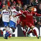 Pemain Liverpool, Mohamed Salah, mendapat pengawalan ketat dari pemain Stoke City pada lanjutan Premier League, Sabtu (28/4/2018). Laga ini berakhir dengan hasil imbang 0-0. (Martin Rickett/PA via AP)