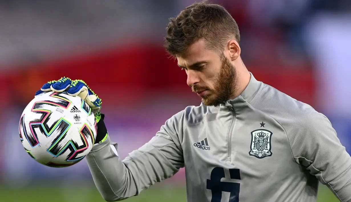 Pelatih Timnas Spanyol, Luis Enrique tidak menyertakan kiper MU, David De Gea dalam skuatnya untuk menghadapi dua laga uji coba, 26 dan 29 Maret 2022. Luis Enrique lebih memilih pesaing De Gea di Liga Inggris, Robert Sanchez (Brighton) dan David Raya (Brentford). (AFP/Kirill Kudryavtsev)