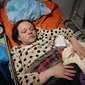 Mariana Vishegirskaya terbaring di ranjang rumah sakit setelah melahirkan putrinya Veronika, di Mariupol, Ukraina, Jumat (11/3/2022). Vishegirskaya selamat dari serangan udara Rusia di sebuah rumah sakit anak dan bersalin di Mariupol pada Rabu lalu. (AP Photo/Evgeniy Maloletka)