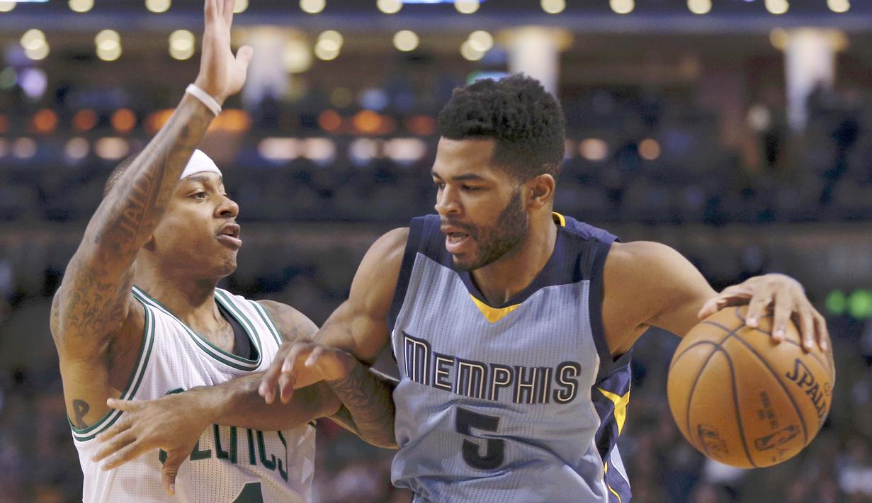 Pemain Boston Celtics, Isaiah Thomas (kiri) berusaha menghadang laju pemain Memphis Grizzlies, Andrew Harrison (kanan) pada lanjutan NBA di TD Garden, (27/12/2016). Boston menang 113-103. (EPA/Cj Gunther)
