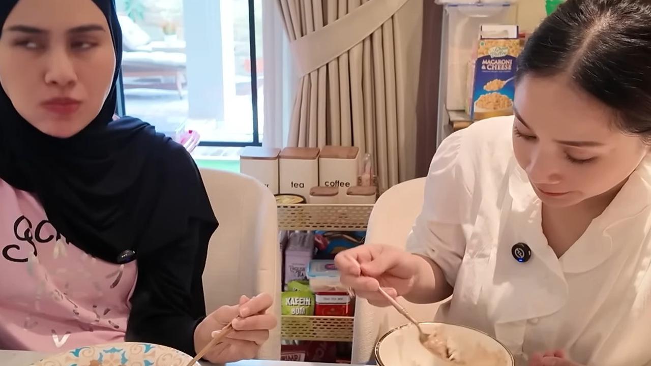 Potret Nagita Slavina Masak Buttermilik Chicken di Rumah Syahnaz Sadiqah, Bumbu Asal Cemplung Gimana Rasanya?
