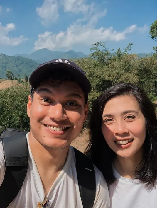 "Terus sama istri kaya ngobrolin makanan sama movie marathon. Kalau bikin lagu ada jam sendiri," ujar Rendy Pandugo.  (Instagram/rendypandugo)