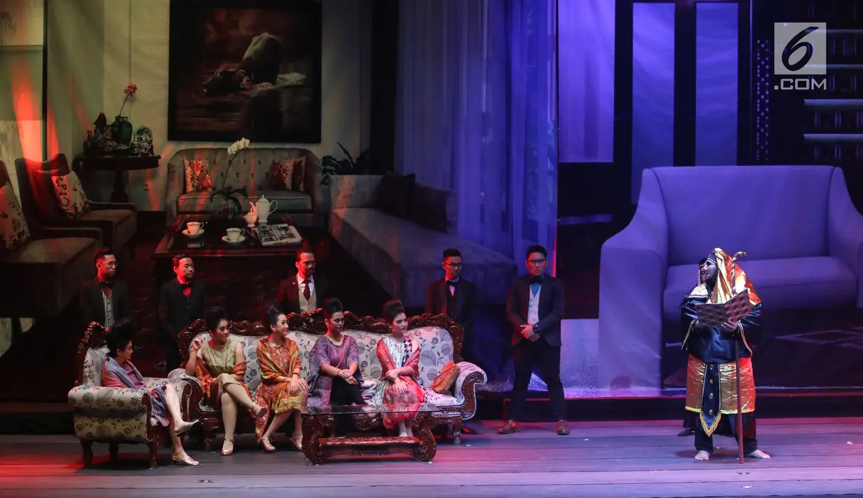 Pemain mementaskan sebuah adegan saat drama musikal Pelangi 1 Warna di Jakarta, Minggu (3/11). Drama musikal bertema Amalkan Pancasila itu untuk membangun kecintaan serta rasa memiliki terhadap bangsa dan negara Indonesia. (Liputan6.com/Angga Yuniar)