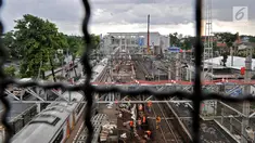 Aktivitas pekerja saat menyelesaikan pembangunan Stasiun Klender, Jakarta, Selasa (24/4). Stasiun Klender satu dari lima stasiun yang diperluas untuk mendukung pengoperasian Double-Double Track (DDT) Manggarai-Cikarang. (Merdeka.com/Iqbal Nugroho)