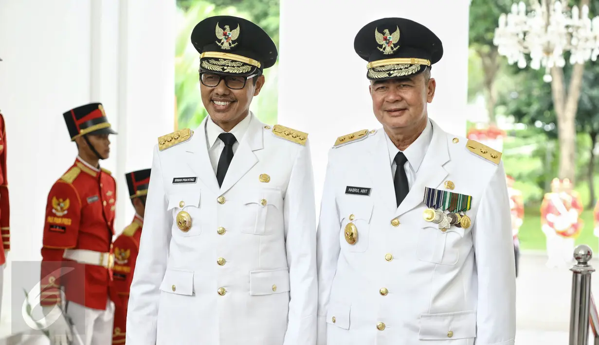 Gubernur Sumatera Barat, Irwan Prayitno dan wakilnya Nasrul Abit. berpose saat acara pelantikan gubernur dan wakil gubernur masa jabatan tahun 2016-2021 di Istana Merdeka, Jakarta, Jumat (12/2 ).(Liputan6.com/Faizal Fanani)