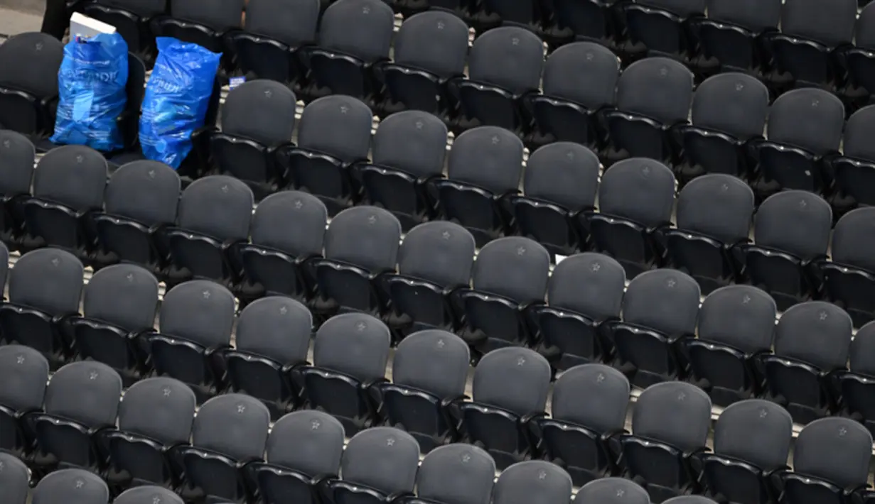 Federasi Sepak Bola Jepang (JFA) secara proaktif sering membagikan kantong sampah plastik berwarna biru kepada para suporternya untuk memudahkan proses pengumpulan sampah. (AP Photo/Jessica Tobias)