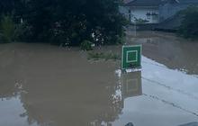 Banjir Rendam Sejumlah Perumahan di Bekasi, Air Setinggi Ring Basket