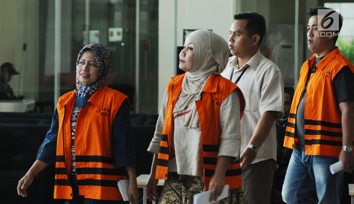 Hakim PN Tipikor Bengkulu nonaktif Dewi Suryana (kiri) bersama Syuhadatul Islamy (kanan) serta panitera pengganti, Hendra Kurniawan meninggalkan gedung KPK usai menjalani pemeriksaan lanjutan, Jakarta, Senin (25/9). (Liputan6.com/Helmi Fithriansyah)