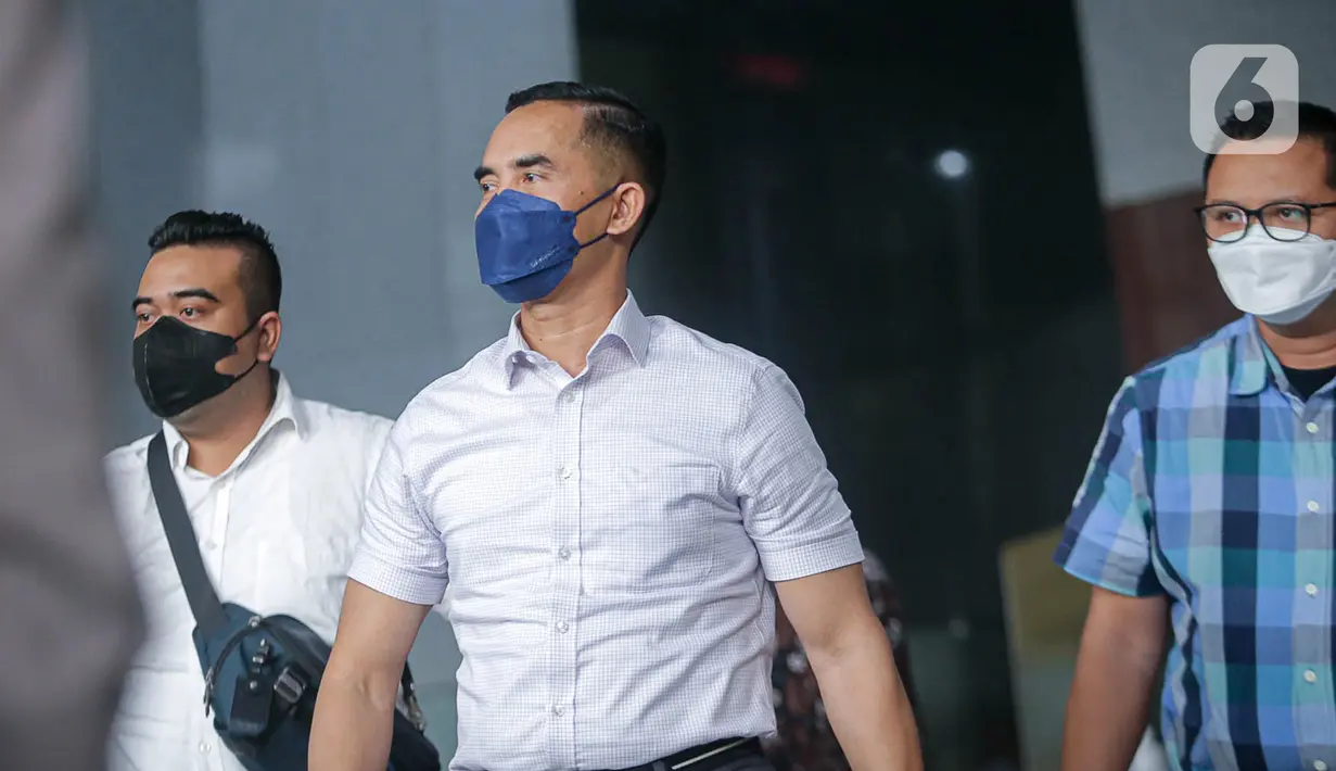 Mantan Kepala Bea Cukai Yogyakarta Eko Darmanto (tengah) berjalan usai diperiksa di Gedung Merah Putih KPK, Jakarta, Selasa (7/3/2023). KPK melakukan pemeriksaan terhadap Eko Darmanto untuk dimintai klarifikasi terkait Laporan Harta Kekayaan Penyelenggara Negara (LHKPN) sebesar Rp 15,7 miliar. (Liputan6.com/Faizal Fanani)