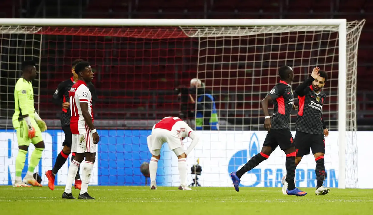 Pemain Liverpool, Mohamed Salah dan Sadio Mane, merayakan gol ke gawang Ajax Amsterdam pada laga Liga Champions di Stadion Johan Cruyff, Kamis (22/10/2020). Liverpool menang dengan skor 1-0. (AP/Peter Dejong)