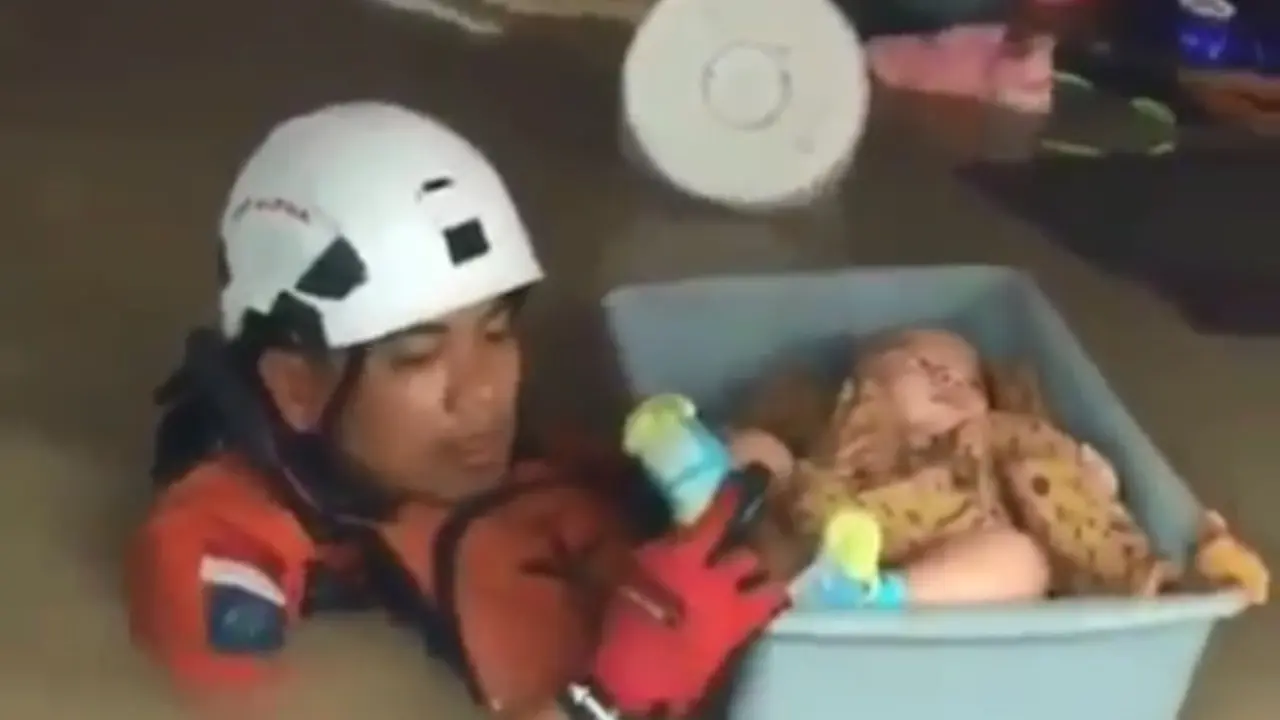 Aksi Petugas Basarnas Evakusi Bayi yang Terjebak Banjir