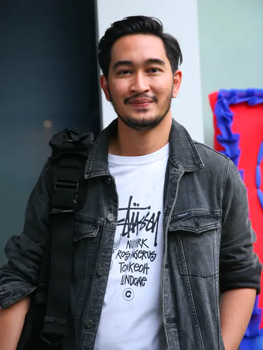 "Paling keluarga, sama temen dekat aja. Yah nggak banyak lah yang diundang sekitar 500 undangan," kata Jeje Govinda saat ditemui kawasan Cilandak, Jakarta, Selasa (16/1/2018) dilansir dari Liputan6. (Nurwahyunan/Bintang.com)