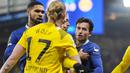 Pemain Chelsea, Ben Chilwell, bersitegang dengan pemain Borussia Dortmund, Marius Wolf, pada leg kedua 16 besar Liga Champions di Stadion Stamford Bridge, Rabu (8/3/2023).  Chelsea berhasil lolos ke babak perempat final Liga Champions 2022/2023. (AP Photo/Alastair Grant)