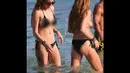 Lindsay Lohan tampil seksi saat liburan ke pantai di pulau Mykonos, Yunani (Dailymail.co.uk)