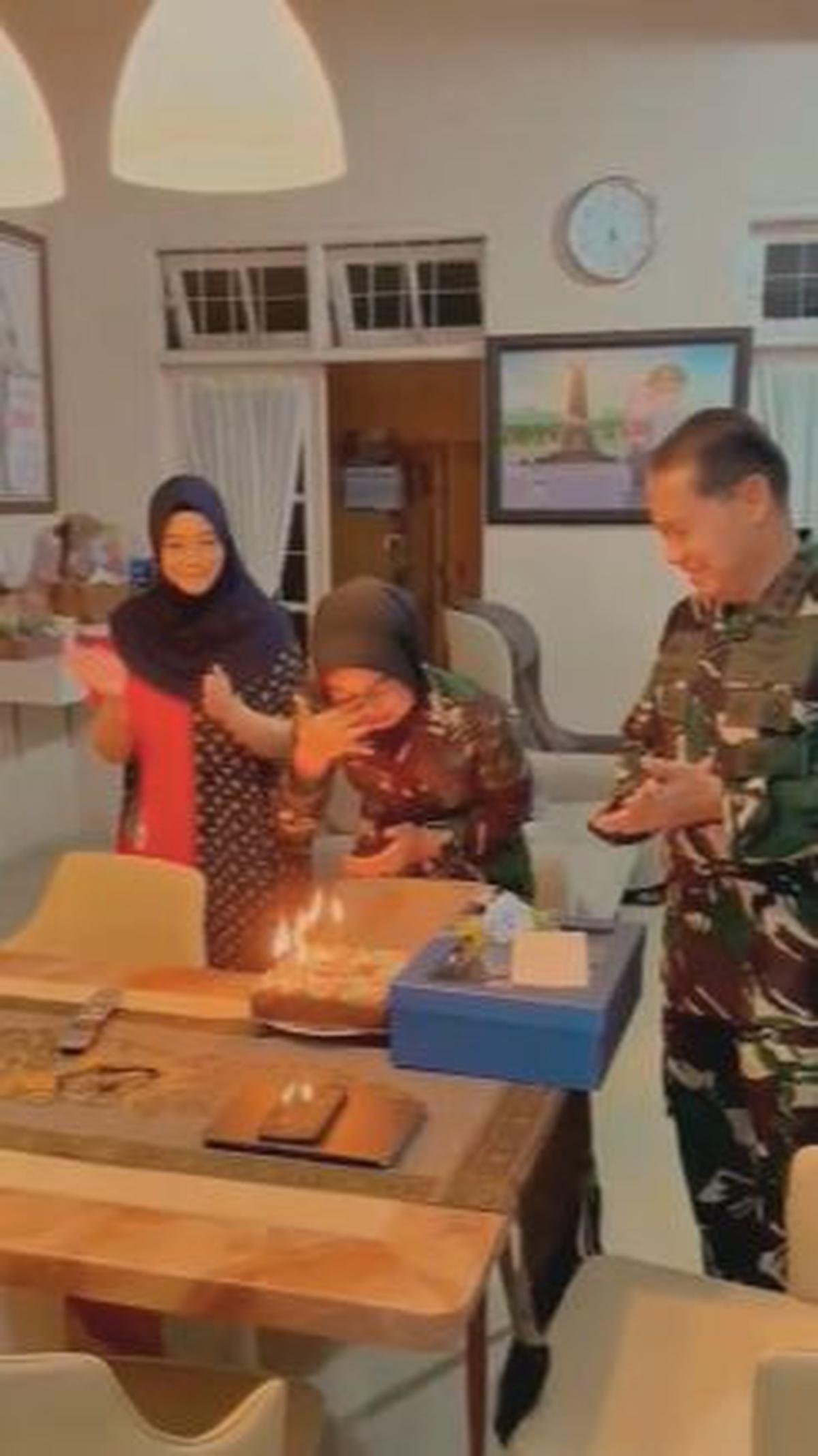 Tak hanya itu, keduanya juga tampak bernyanyi bersama mengiringi kejutan manis yang dibuat. <br>