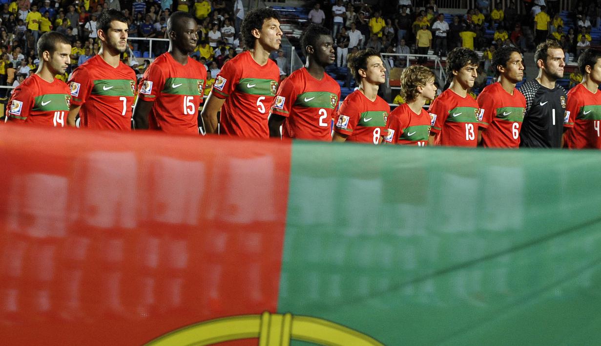 Para pemain Portugal berbaris menyanyikan lagu kebangsaan Portugal sebelum dimulainya laga menghadapi Kamerun dalam laga Piala Dunia U-20 2011 di Pascual Guerrero Stadium, Cali, Kolombia (2/8/2011). Bersama Serbia, Portugal menjadi negara Eropa dengan koleksi trofi Piala Dunia U-20 terbanyak yaitu sebanyak dua kali yang diraih pada dua edisi berturut-turut pada 1989 dan 1991. (AFP/Luis Robayo)