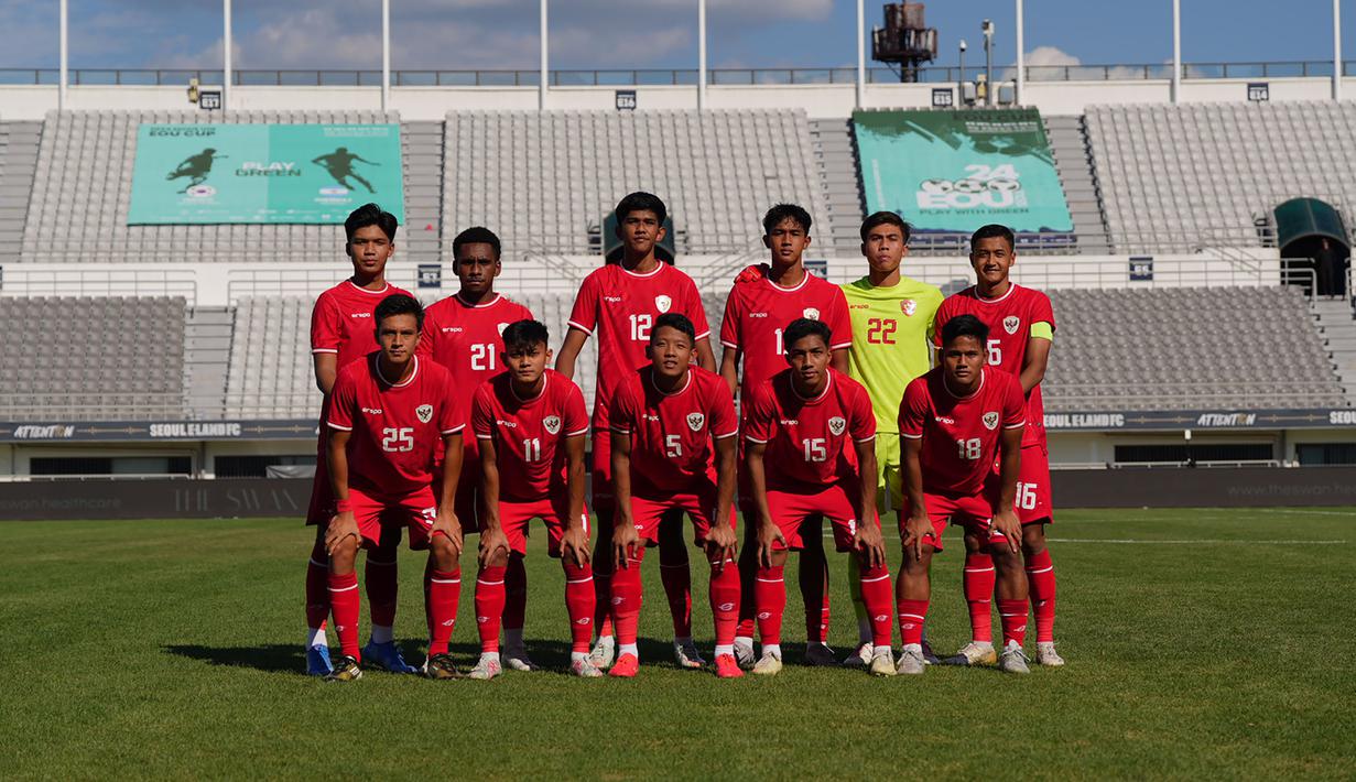 Para pemain starting XI Timnas Indonesia U-20 berfoto bersama jelang menghadapi Thailand U-20 pada laga kedua Turnamen Seoul Earth on Us Cup 2024 di Stadion Mokdong, Seoul, Korea Selatan, Jumat (30/8/2024). (Dok. PSSI)