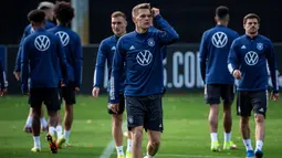 Bek Jerman Matthias Ginter mengambil bagian dalam sesi latihan di Hamburg, Jerman utara, Rabu (6/10/2021). Jerman akan menjamu Rumania di matchday ketujuh Grup J Kualifikasi Piala Dunia 2022 Zona Eropa pada Sabtu, 9 Oktober dini hari. (John MACDOUGALL / AFP)