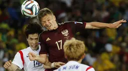 Gelandang Korea Selatan, Kook-Young Han  (kiri) berebut bola dengan Oleg Shatov (Rusia) saat berlaga di babak penyisihan Piala Dunia 2014 Grup H, Pantanal Arena, Cuiaba, Brasil, (18/6/2014). (REUTERS/Eric Gaillard)