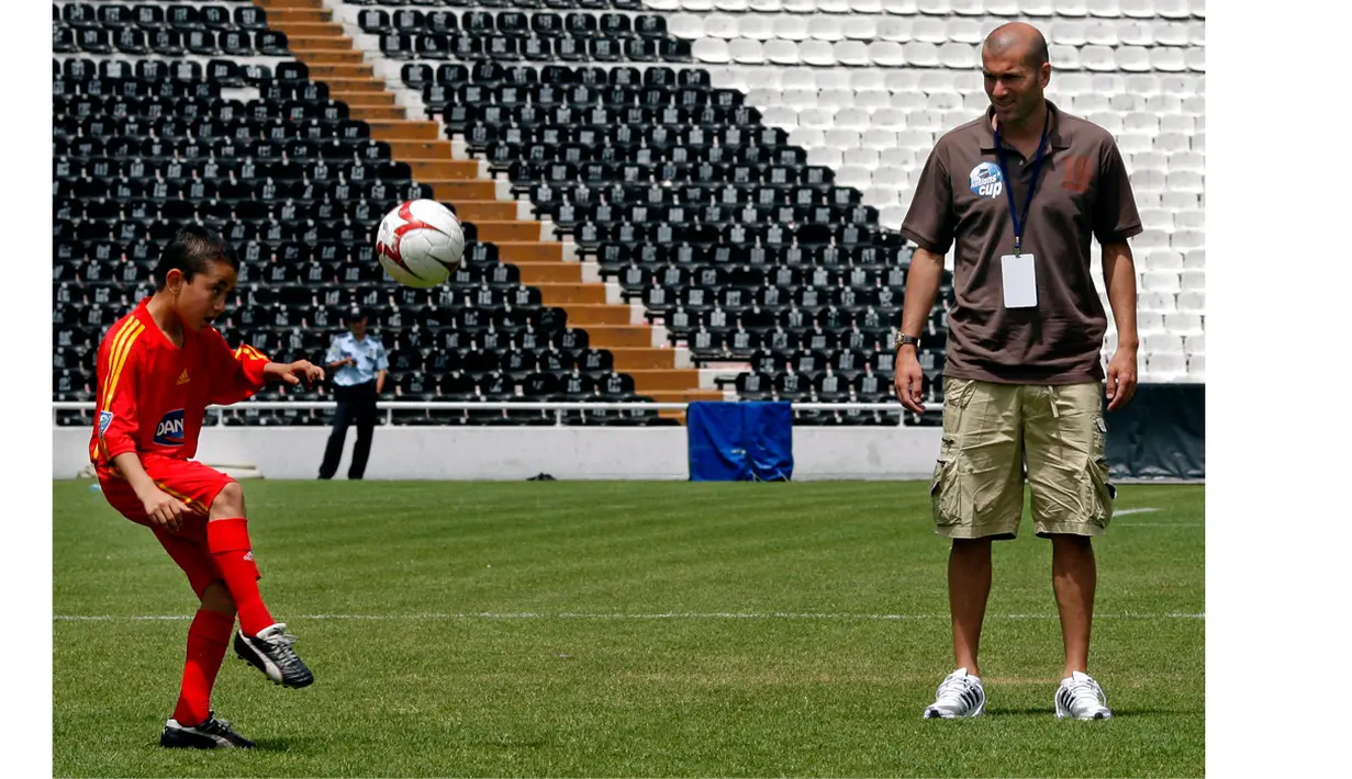 Zinedine Zidane bermain bola bersama anak-anak di Istambul, Turki, (21/5/2008). Zidane hadir untuk membantu dan mendukung sepak bola untuk anak-anak di Turki. (EPA/Kerim Okten)