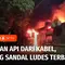 Kebakaran menghanguskan gudang sandal di Kalideres, Jakarta Barat, pada Senin malam. Kebakaran dipicu percikan api dari kabel yang melintang di jalan.