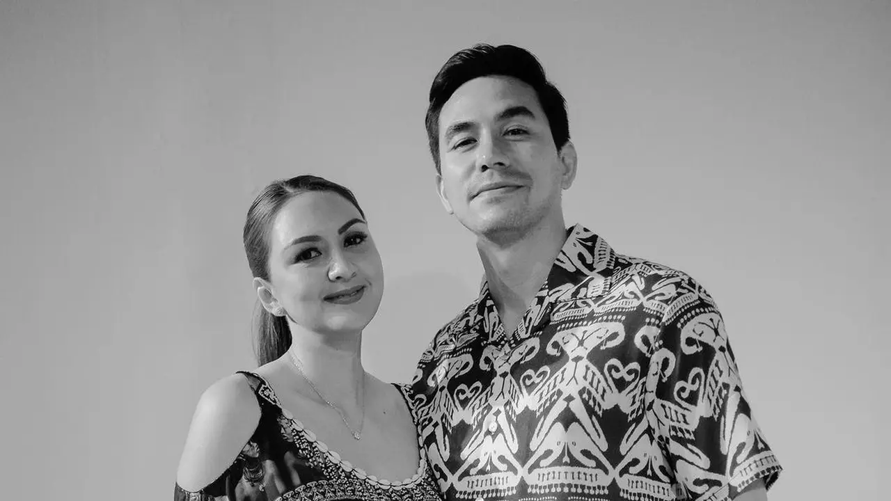 Romantisme Darius Sinathrya dan Donna Agnesia