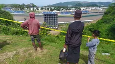Bukit Pongos terletak di dekat tikungan 6 Sirkuit Internasinal Mandalika, dan menjadi satu di antara spot yang view-nya bagus untuk dijadikan tempat nonton gratis warga lokal. (Bola.com/Wiwig Prayugi)