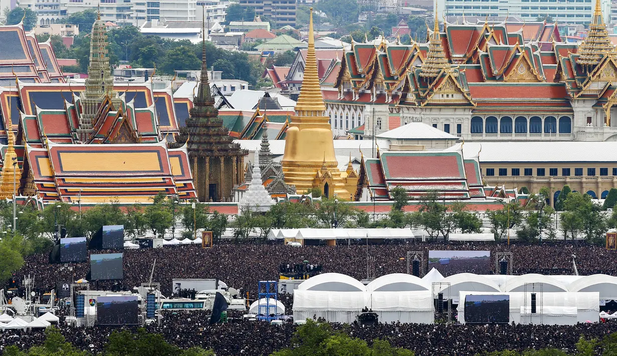 Tampak puluhan ribu pelayat memadati kawasan Grand Palace sambil menyanyikan rekaman lagu kerajaan, di Bangkok, Thailand, (22/10). Ratusan orkestra dan paduan suara secara sukarela  bernyanyi bersama pelayat. (REUTERS/Athit Perawongmetha)