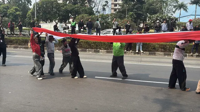 Massa Mahasiswa Berdatangan, Sempat Tertahan Barikade Polisi