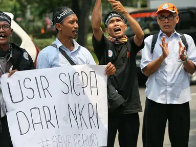 Serikat Pekerja Peruri berunjuk rasa di depan Kementerian BUMN, Jakarta, Selasa (19/1). Mereka menuntut direksi Perum Peruri mundur lantaran tidak mendapat hak sepenuhnya sebagai pekerja di lembaga pencetak rupiah tersebut. (Liputan6.com/Faizal Fanani)