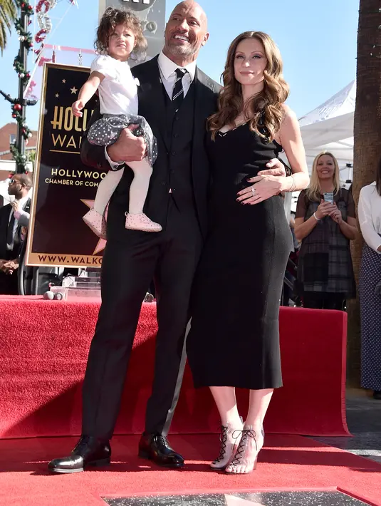 Dwayne Johnson sambut anak keduanya bersama dengan kekasihnya Lauren Hashian. (instagram/dwaynejohnson)